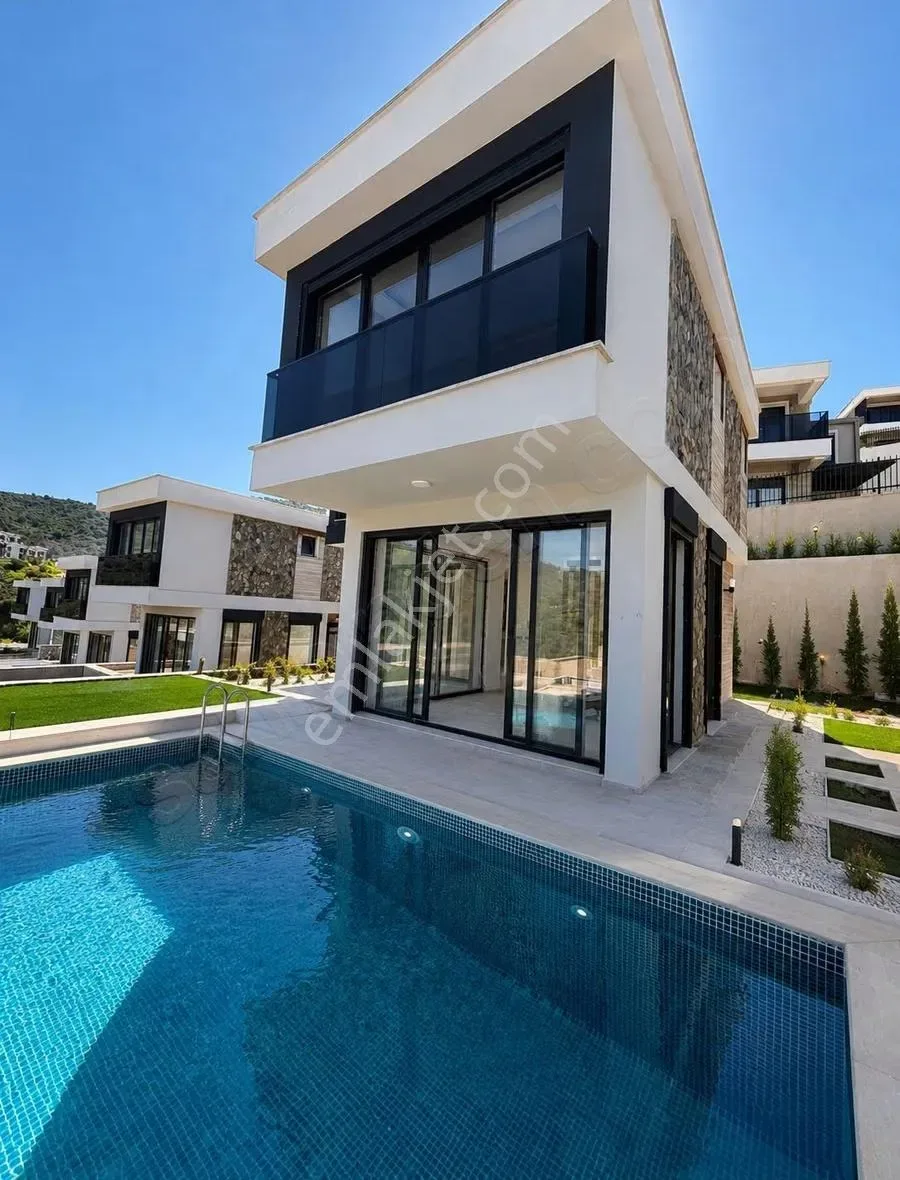 Bodrum Güllük'te Deniz Manzaralı Lüks Villa